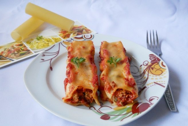 Cannelloni cu carne de curcan in sos tomat