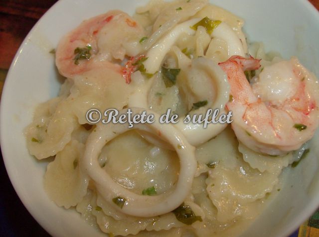 Farfalle cu fructe de mare