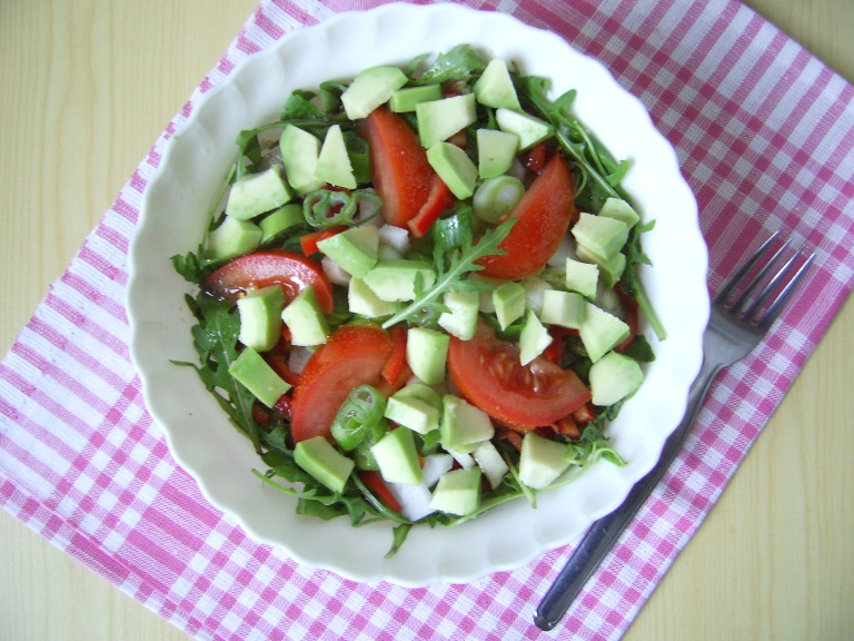 Salata de rucola cu seminte si avocado