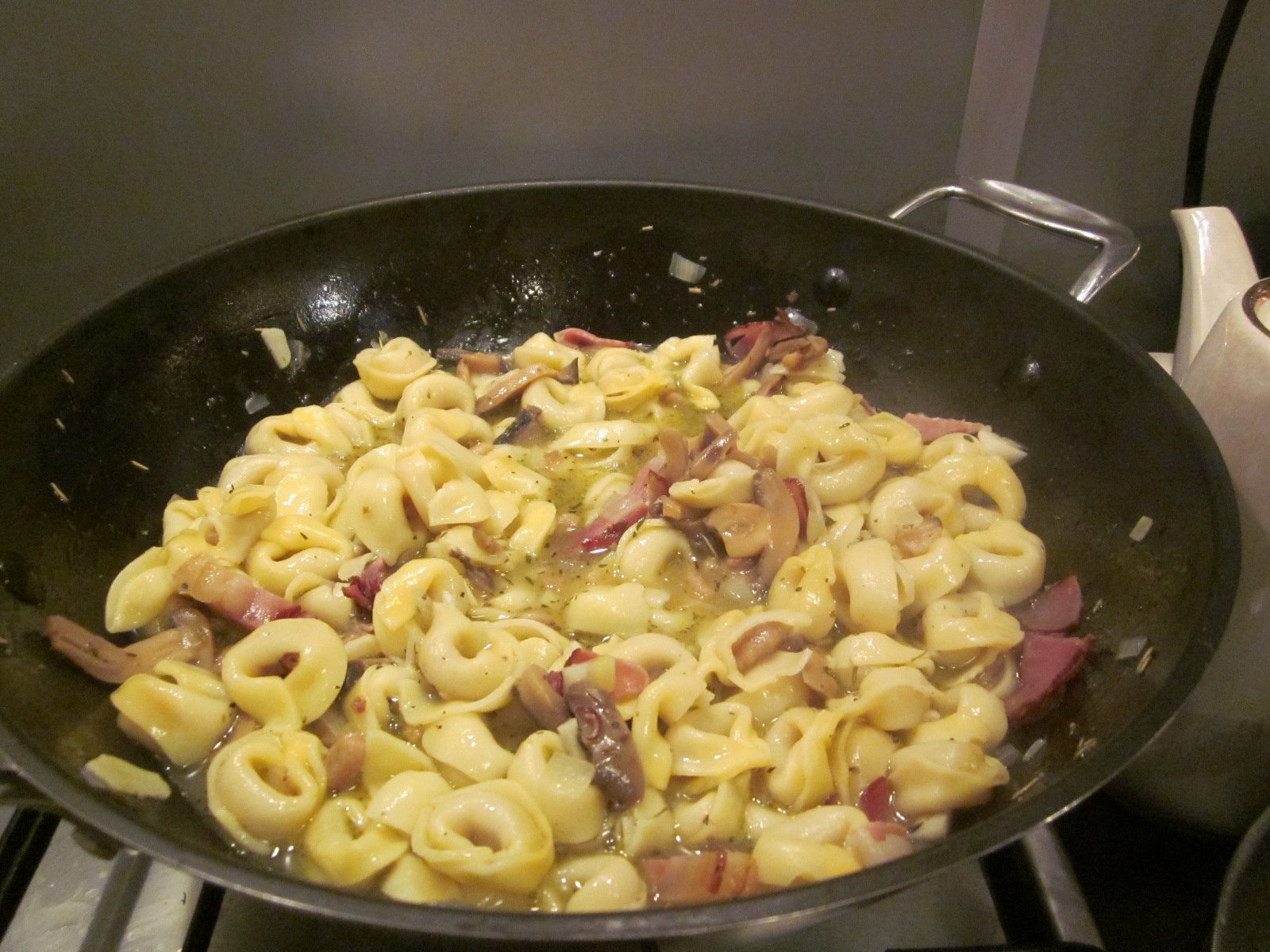 Tortellini cu prosciuto, ciuperci si sos de smantana