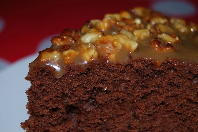 Brownie cu cioco neagra si topping de caramele si nuci