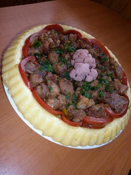 Tarta de mamaliga cu friptura de porc