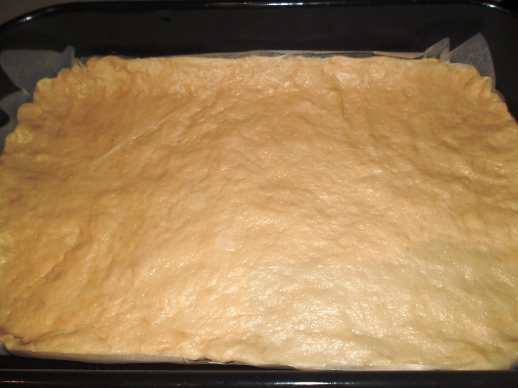 Crumble cu dulceata de gutui si nuci