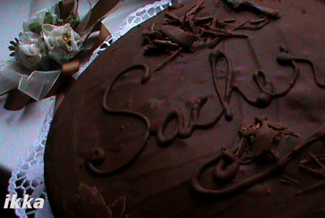 Tort Sacher cu glazura de ciocolata cu lapte