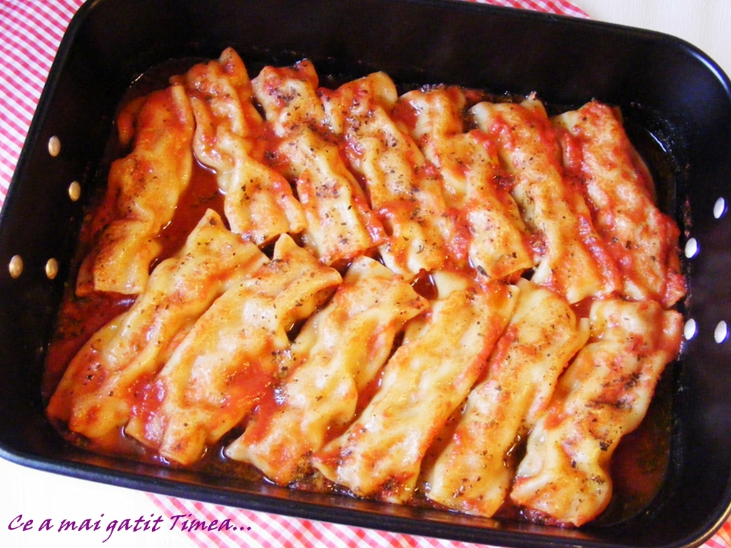 Cannelloni cu carne si sos de rosii