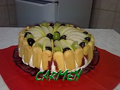 Tort de pere cu crema de iaurt.