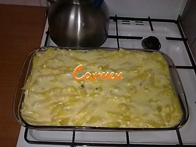 Budinca dulce din penne rigate cu branza de vaci si stafide.