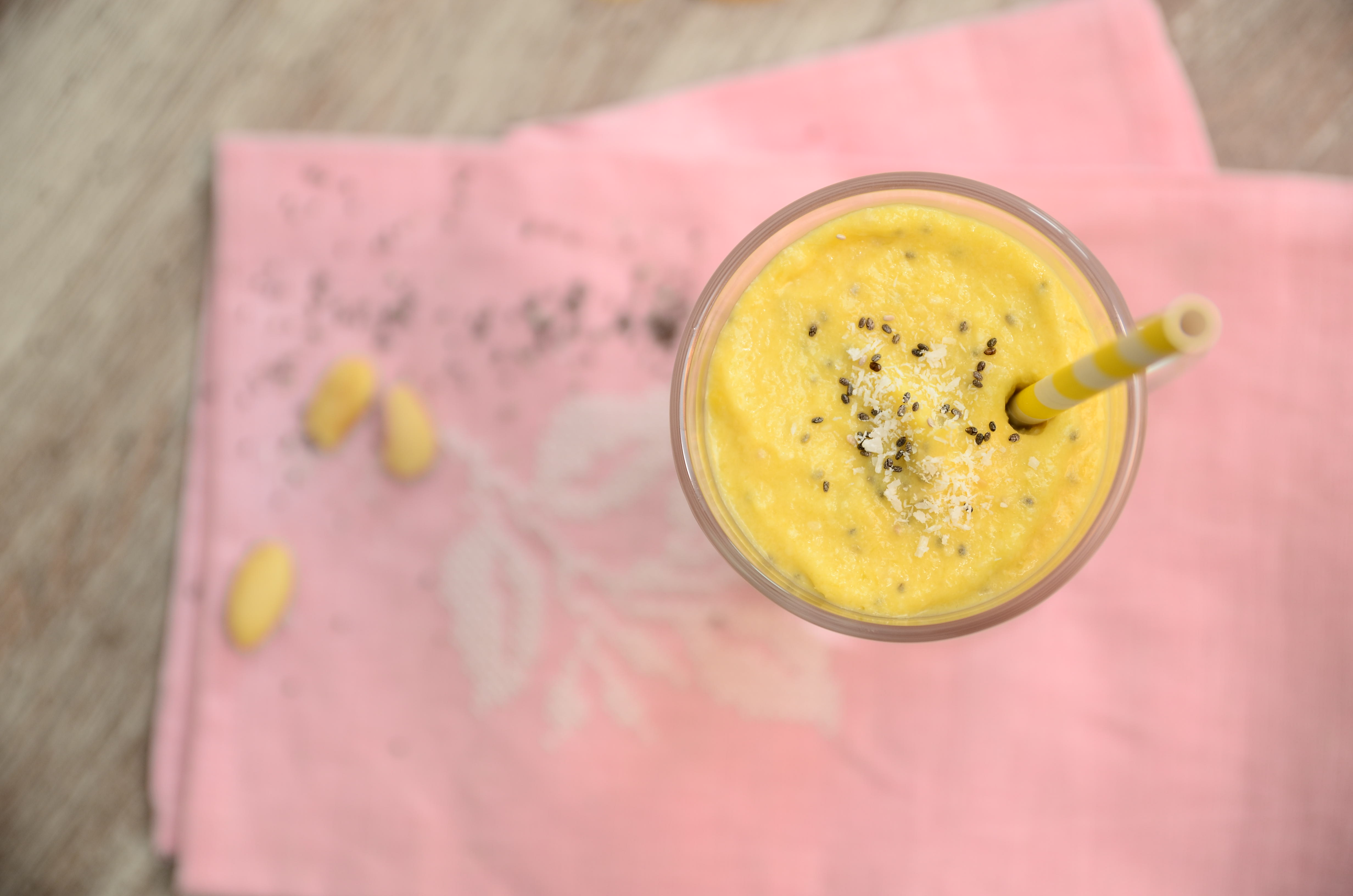 Smoothie de mango cu lapte de cocos si seminte chia