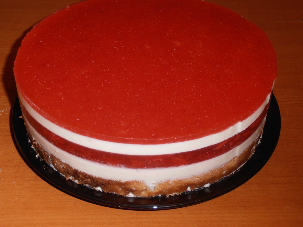 Tort panna cotta cu jeleu de capsuni