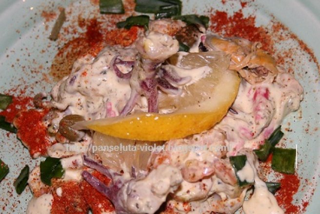 Salata de fructe de mare cu maioneza