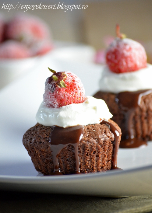 Brownie cupcakes cu menta si capsune