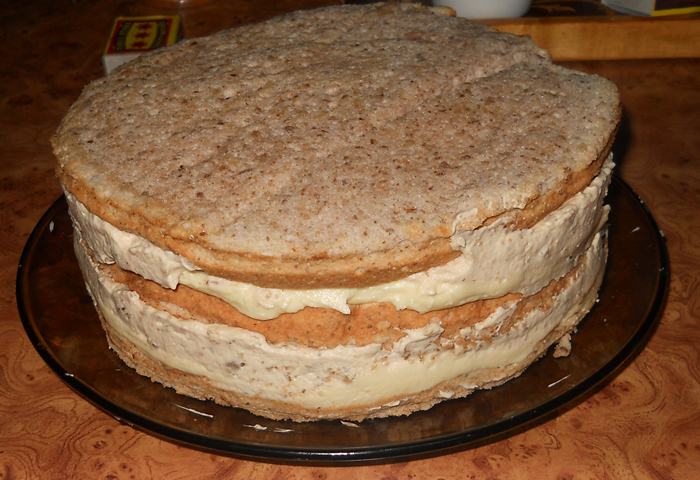 Desert tort cu blat de nuca si crema de vanilie