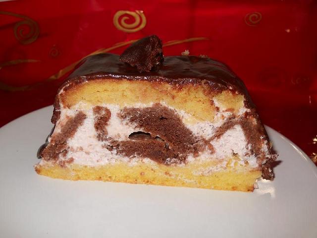 Tort cu crema de capsuni