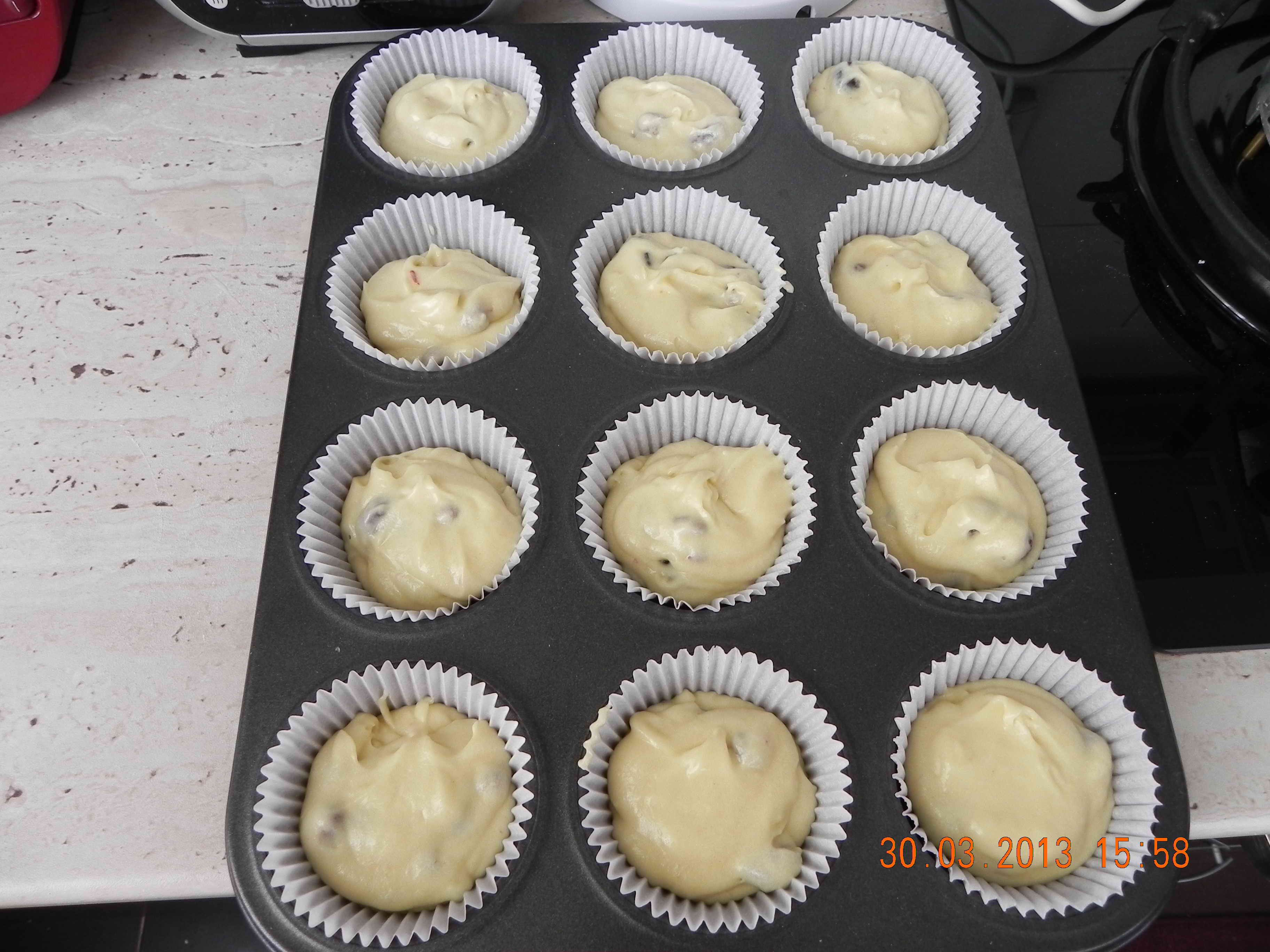 Briose(Cupcakes) pufoase cu merisoare si stafide