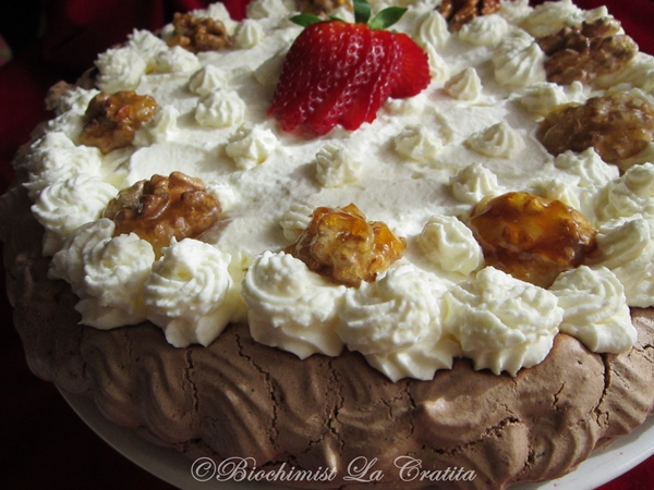 Tort Pavlova, cu nuci caramelizate