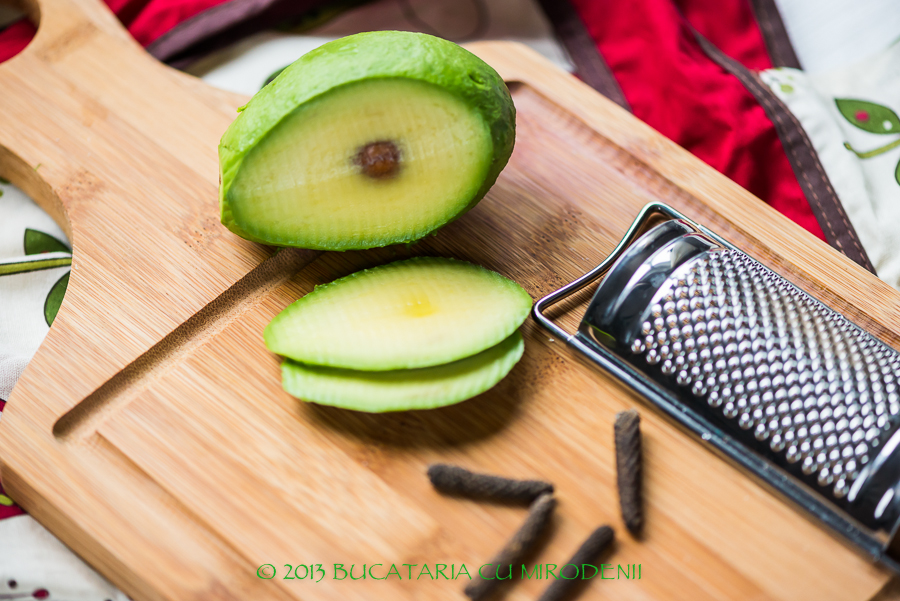 Clatite din tarate de ovaz cu crema de avocado