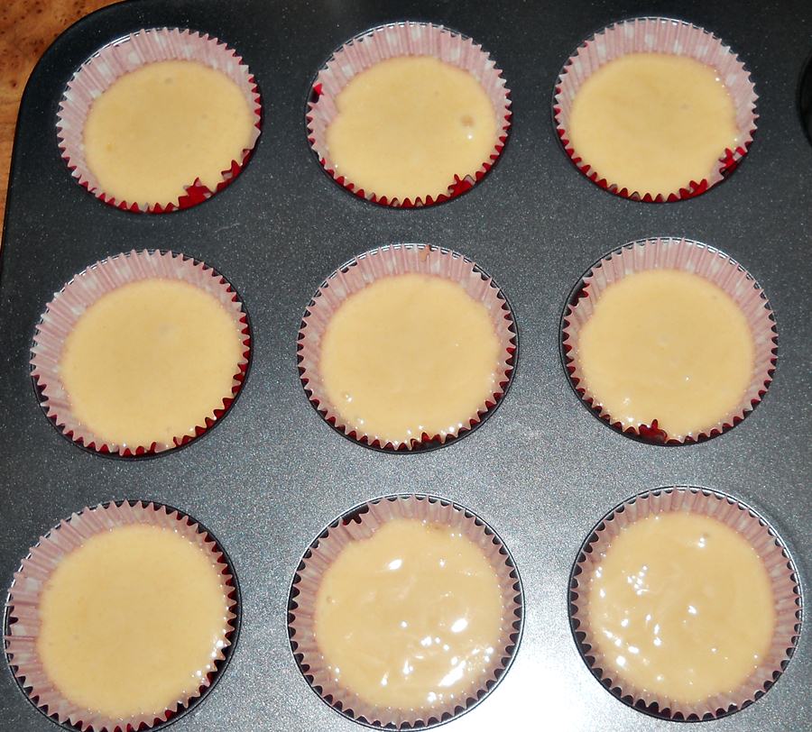 Muffins cu crema de banane si topping de caramel