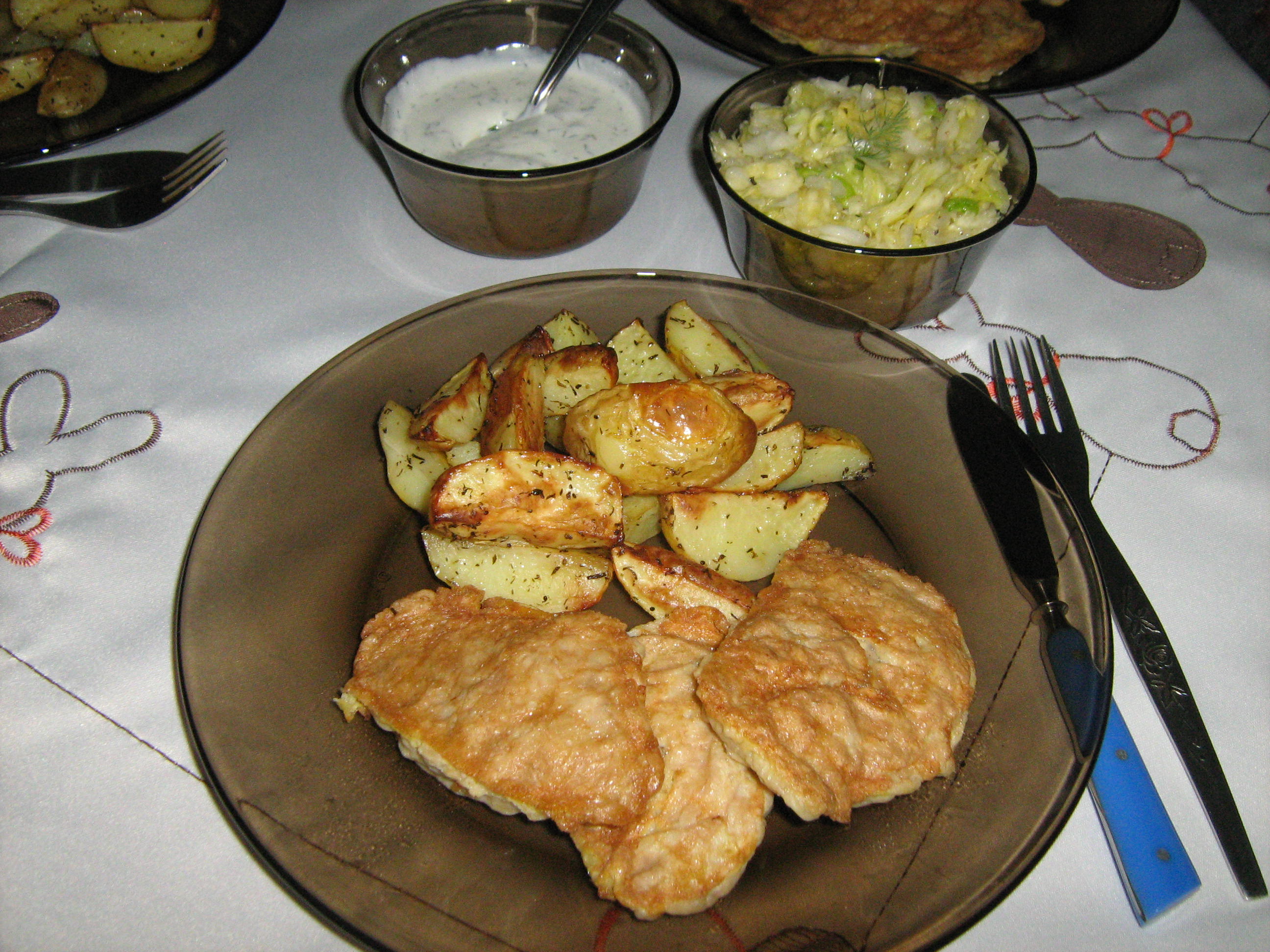 Creier pane cu cartofi noi si salata de varza