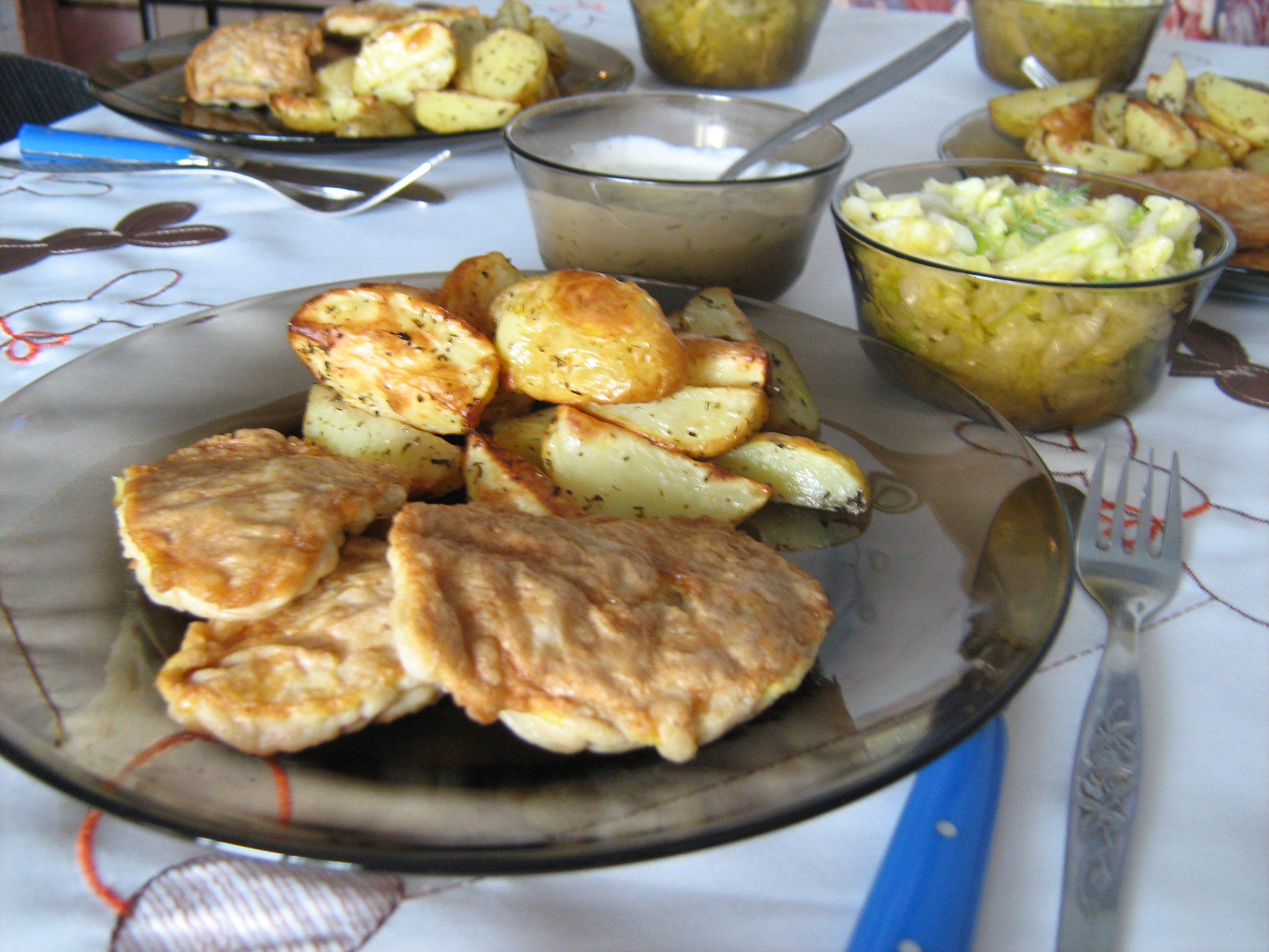 Creier pane cu cartofi noi si salata de varza