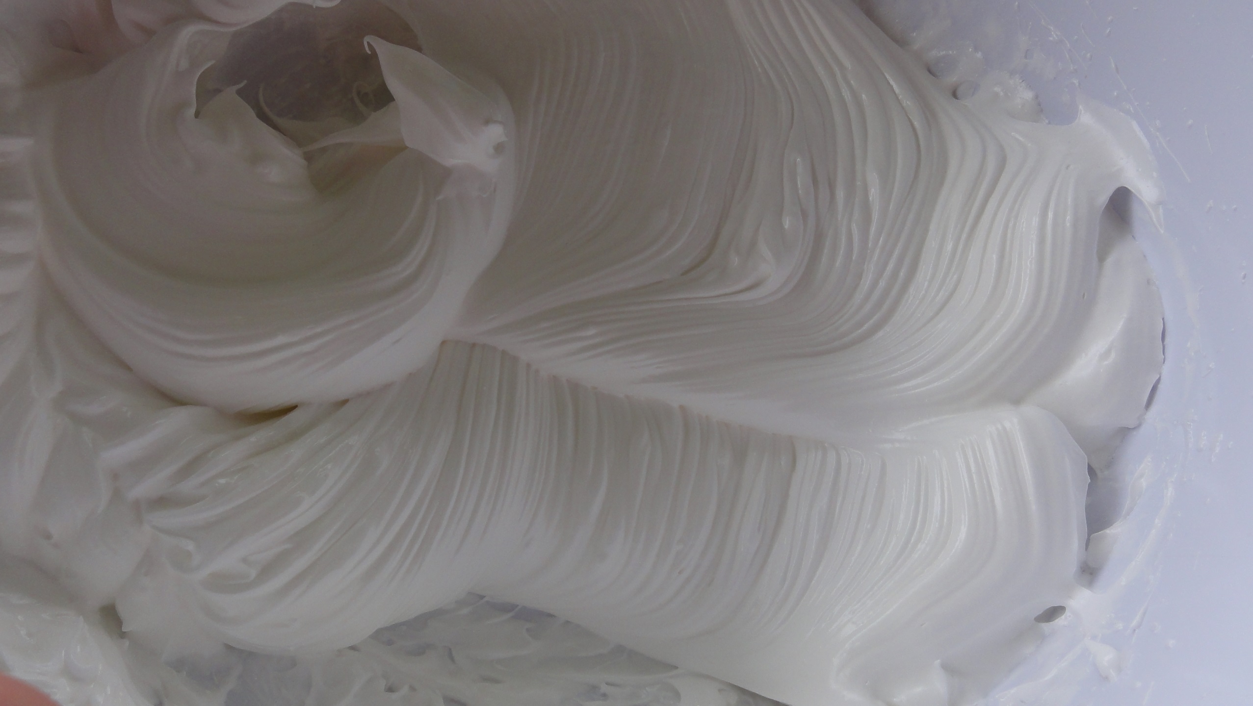 Prajitura cu nuca,dulceata de capsuni si bezea