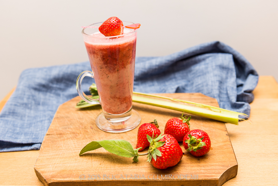Smoothie cu capsuni, rubarba si salvie