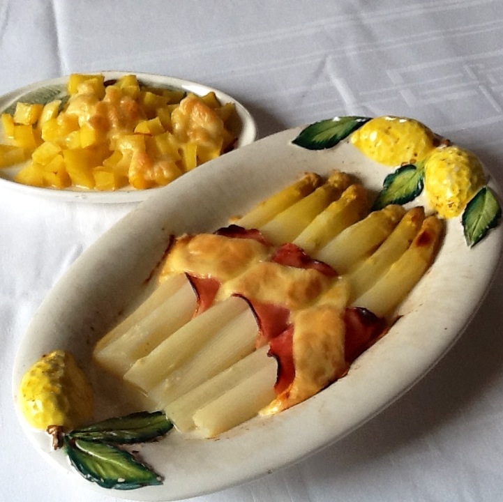 Sparanghel cu sunca si cascaval la cuptor