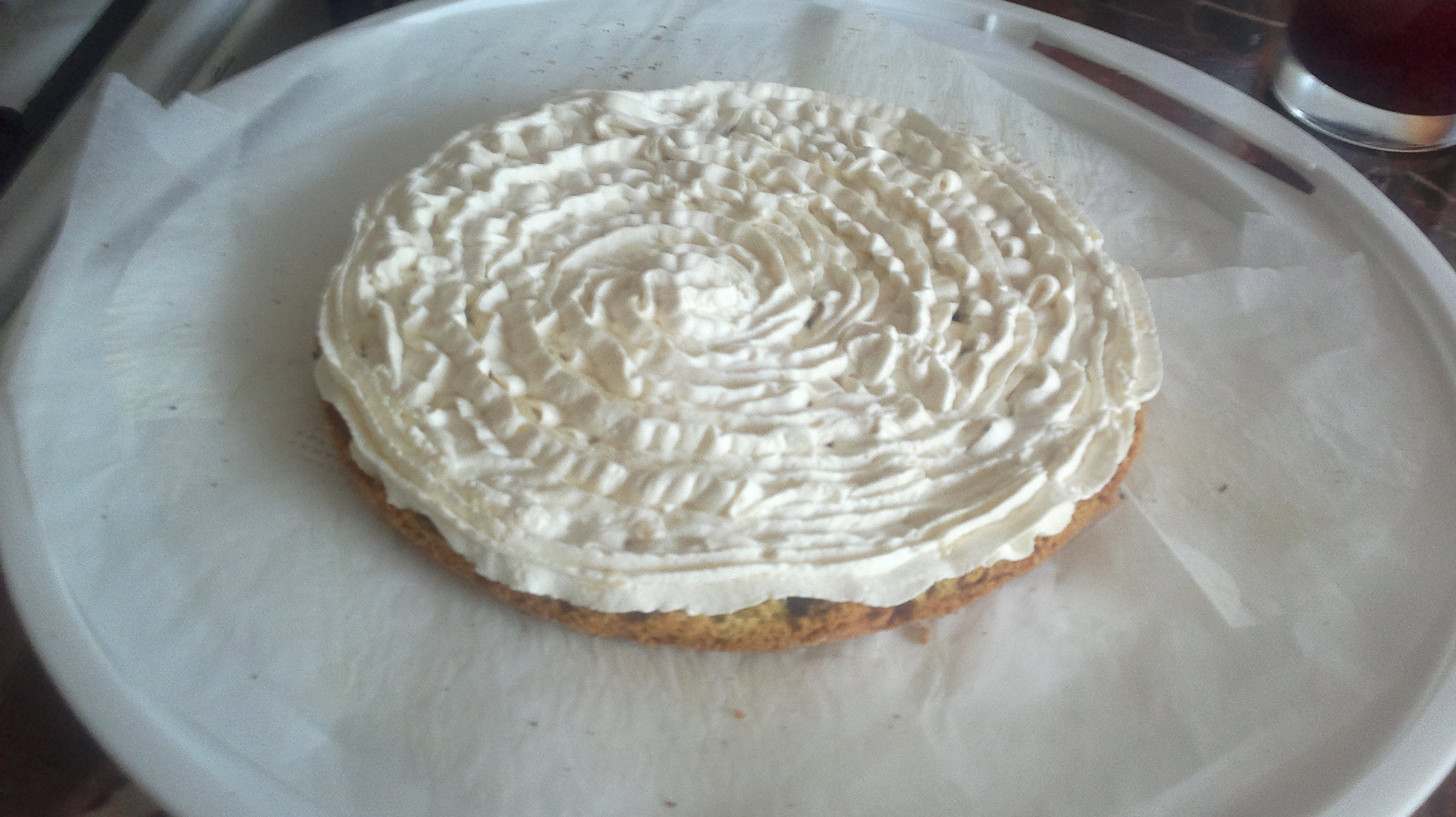 Tort gargarita pe pajiste cu flori