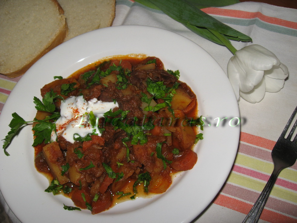 Gulas unguresc cu carne de vitel