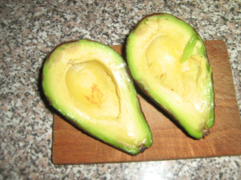 Cartofi prajiti cu crema de avocado