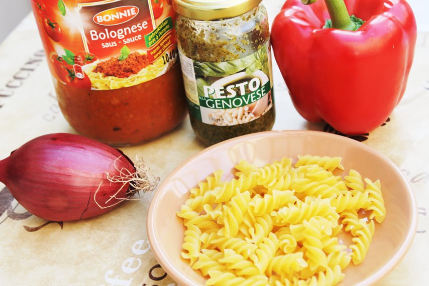 Spirale cu sos bolognese,salata mexicana si sos pesto