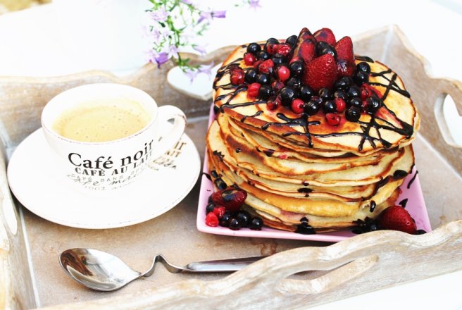 Pancakes cu mascarpone si fructe de padure