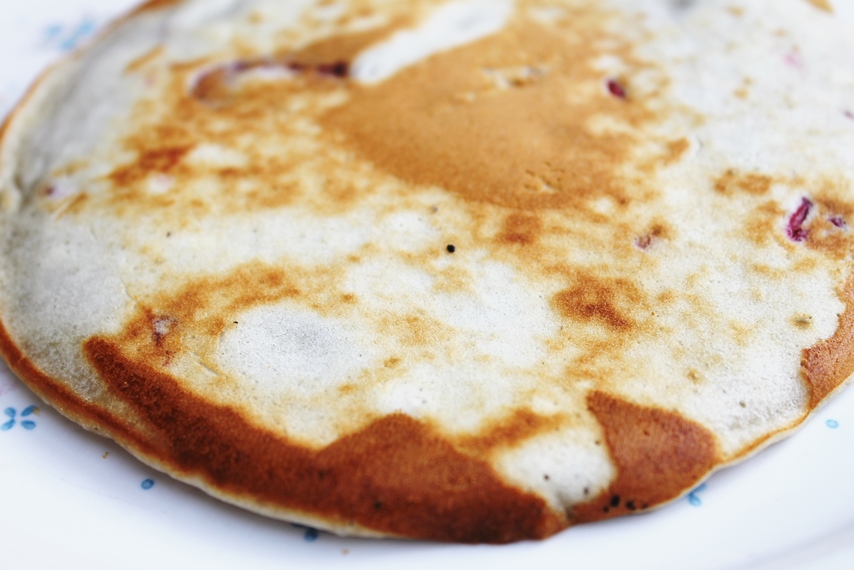 Pancakes cu mascarpone si fructe de padure