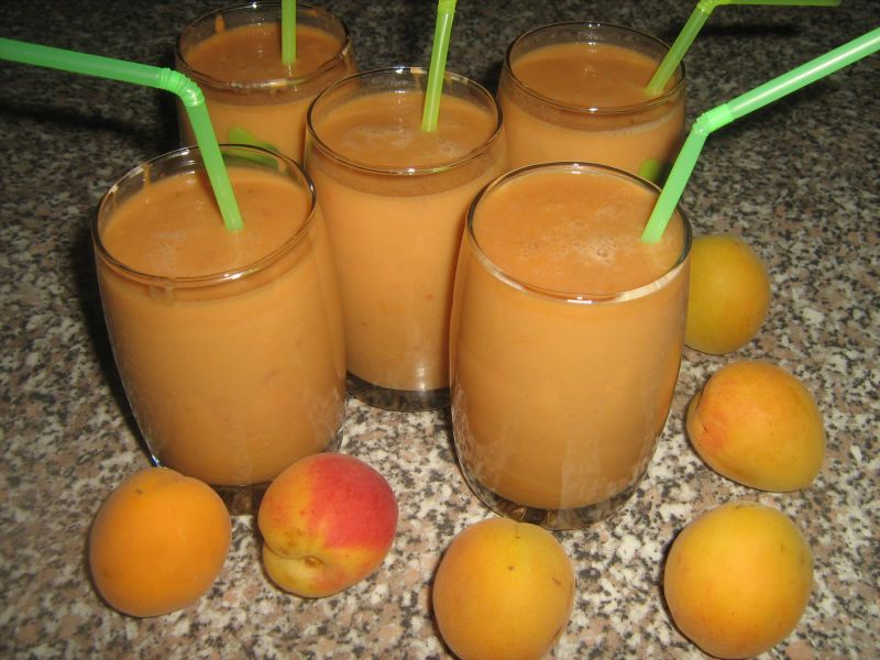 Smoothie de caise cu inghetata de nuci