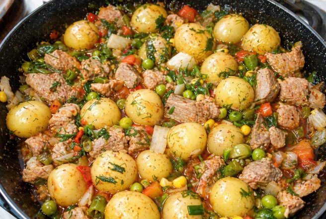 Tocanita din carne de porc si cartofi intregi