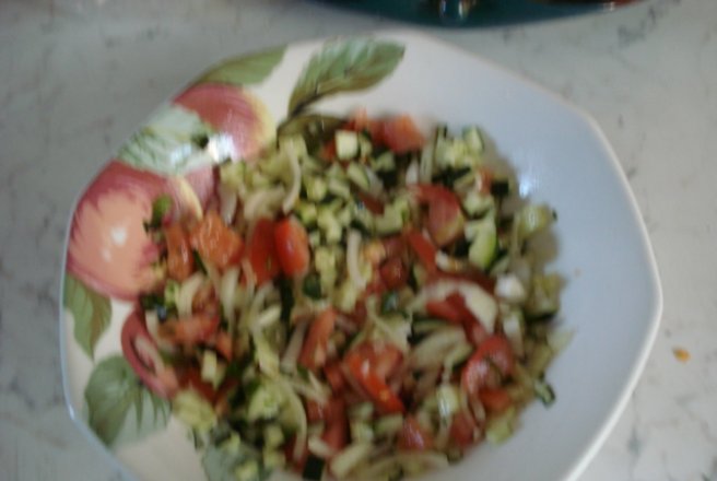 Salata de castraveti  cu rosii si ceapa