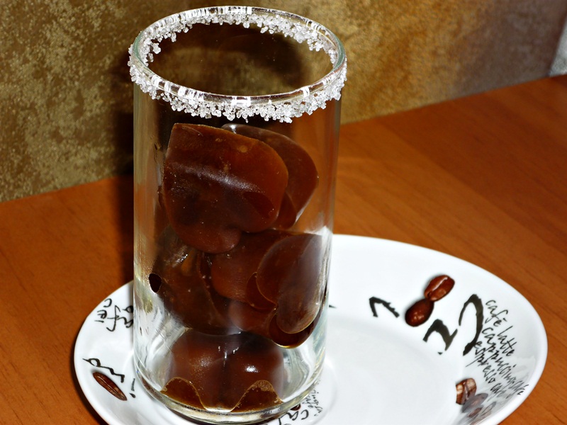 Inimioare de cafea inghetata, cu lapte (Ice coffee)