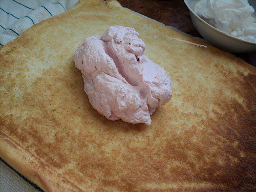 Rulada cu crema de capsuni