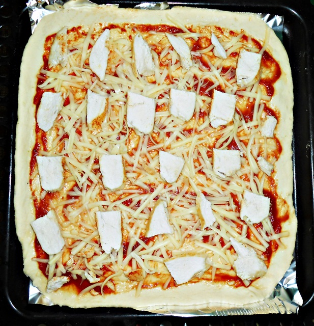 Pizza cu piept de pui