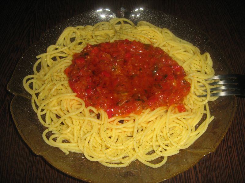 Spaghete din porumb cu sos de legume