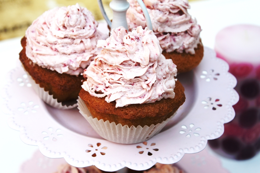 Muffins cu ciocolata alba si apa de flori de portocal