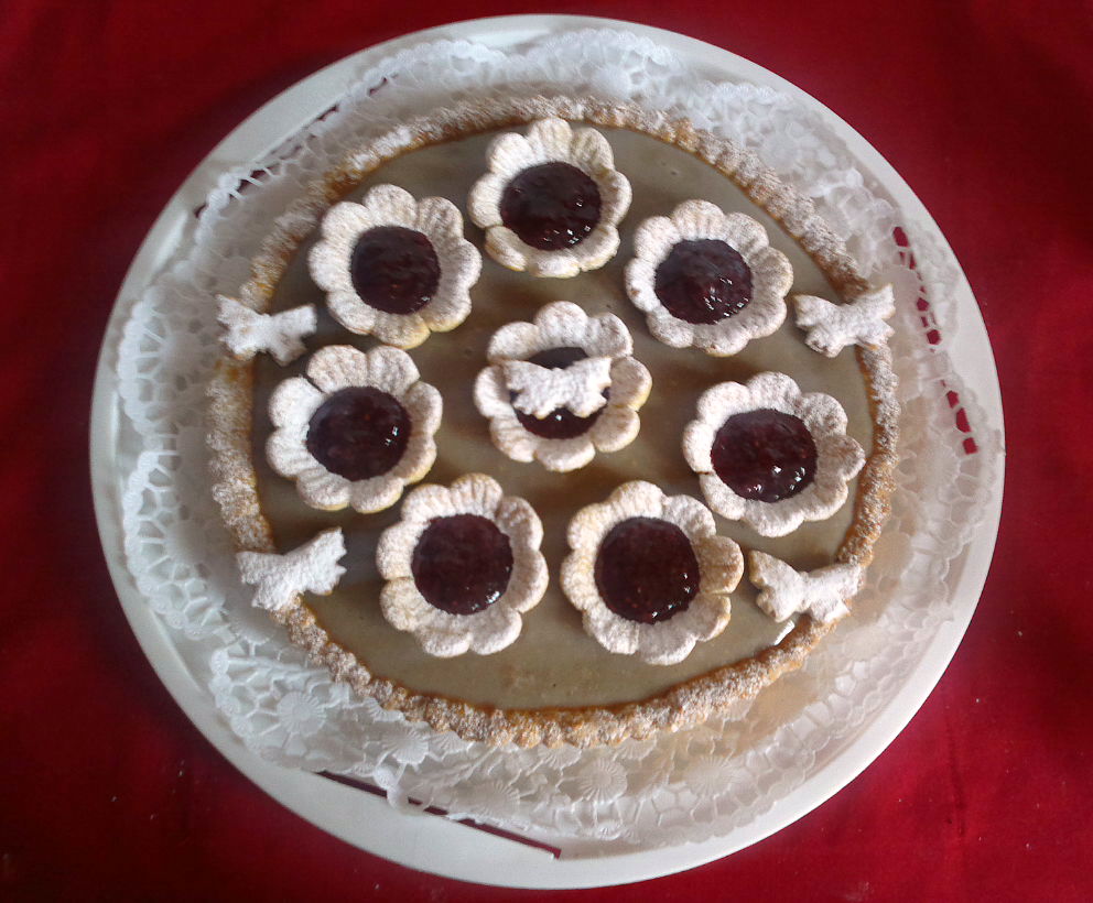 Tarta cu crema de castane si flori cu gem de zmeura