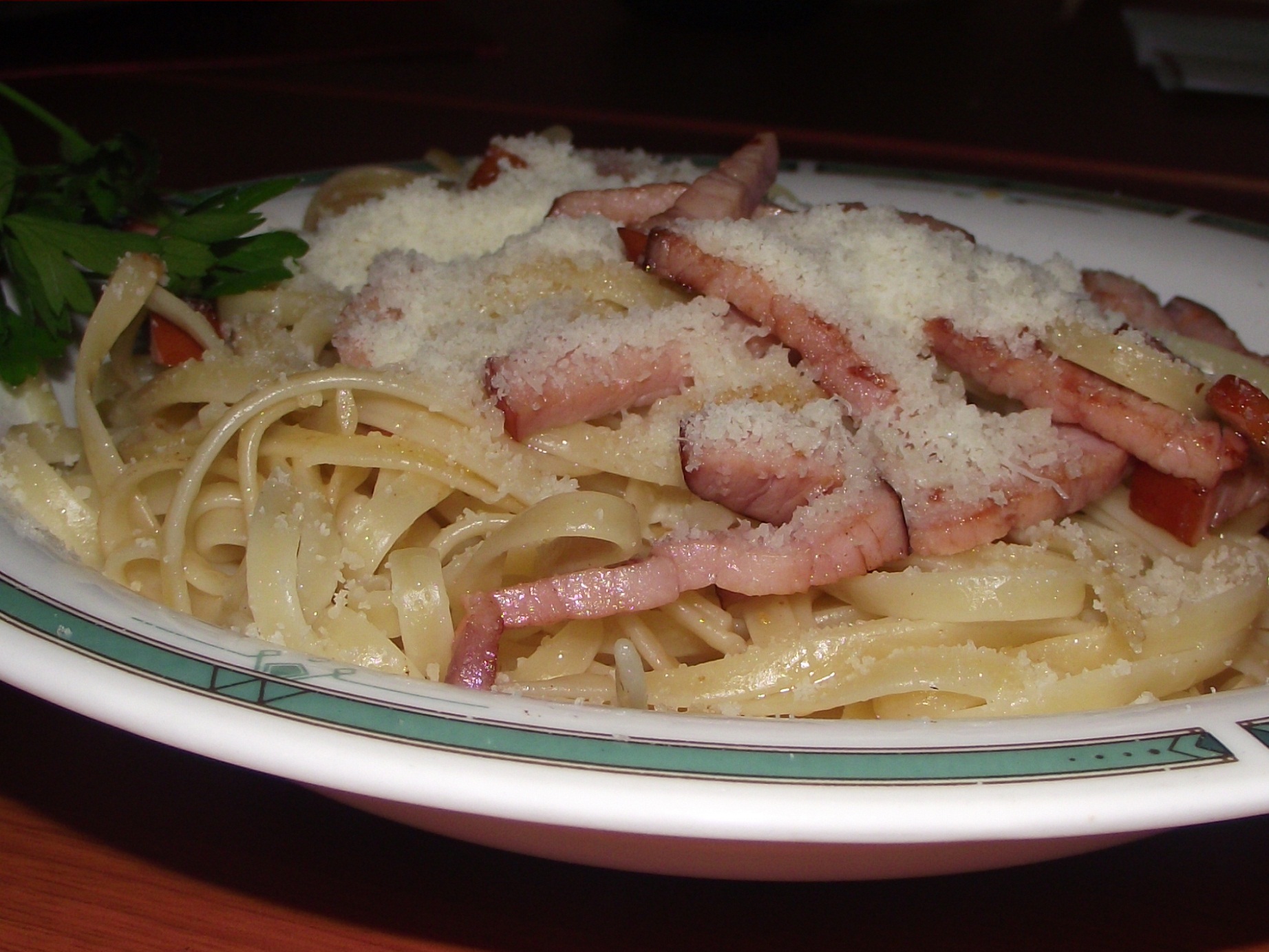 Linguine cu sunca,usturoi si parmezan