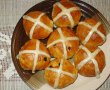 Hot cross buns cu stafide si mar-9