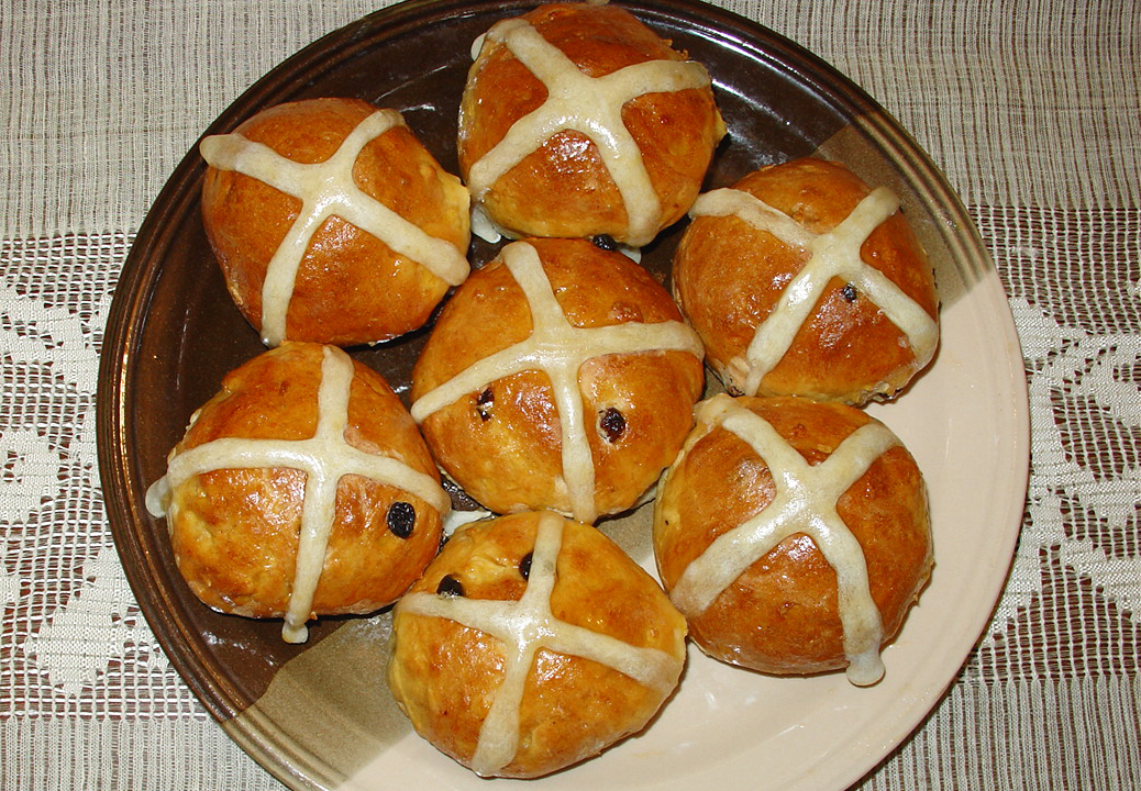 Hot cross buns cu stafide si mar