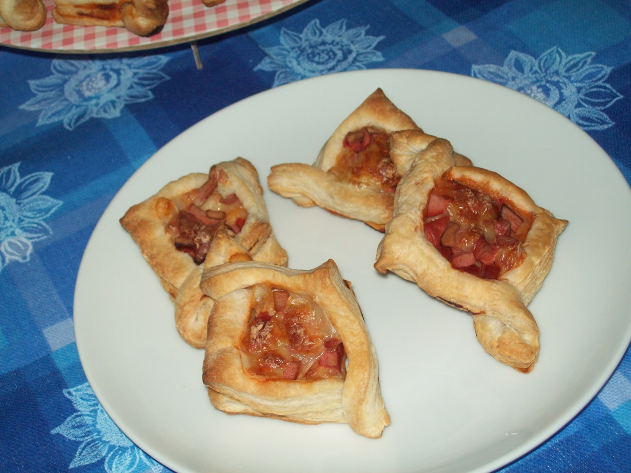 Mini pizza din foietaj