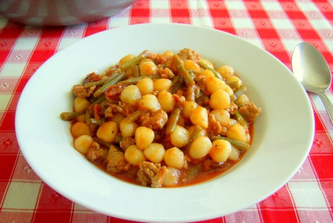 Gnocchi cu carnati, rosii si fasole verde