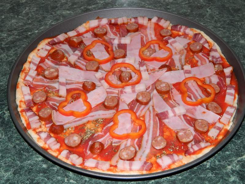 Pizza cu bacon si carnati de bere