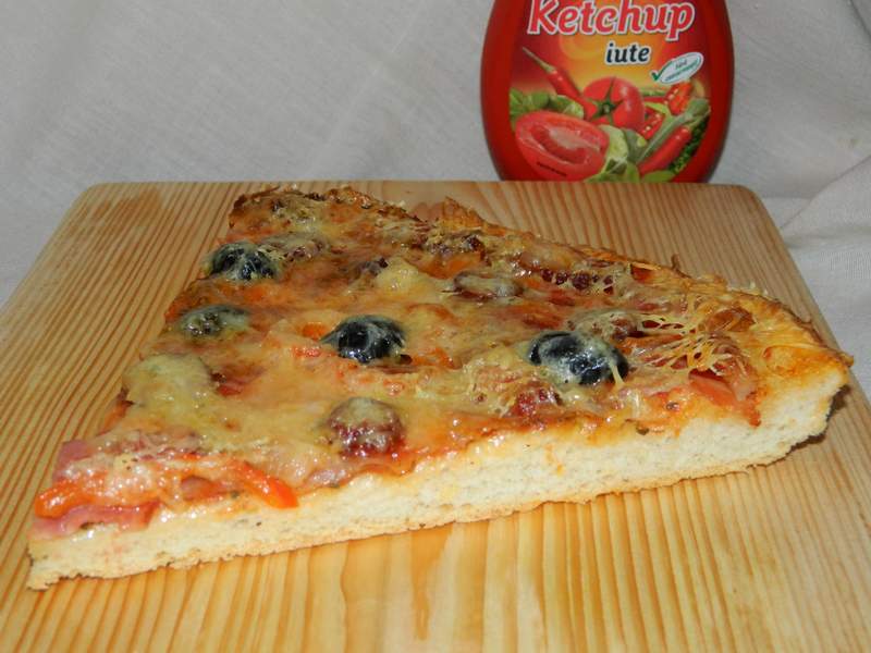 Pizza cu bacon si carnati de bere