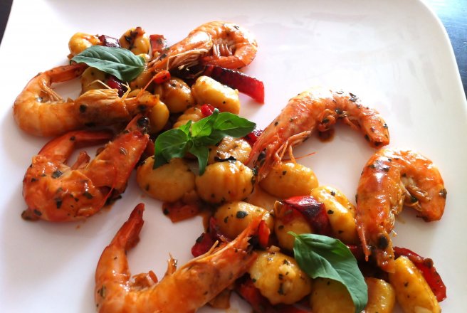 Gnocchi picanti cu ardei copti si gambas prajit.