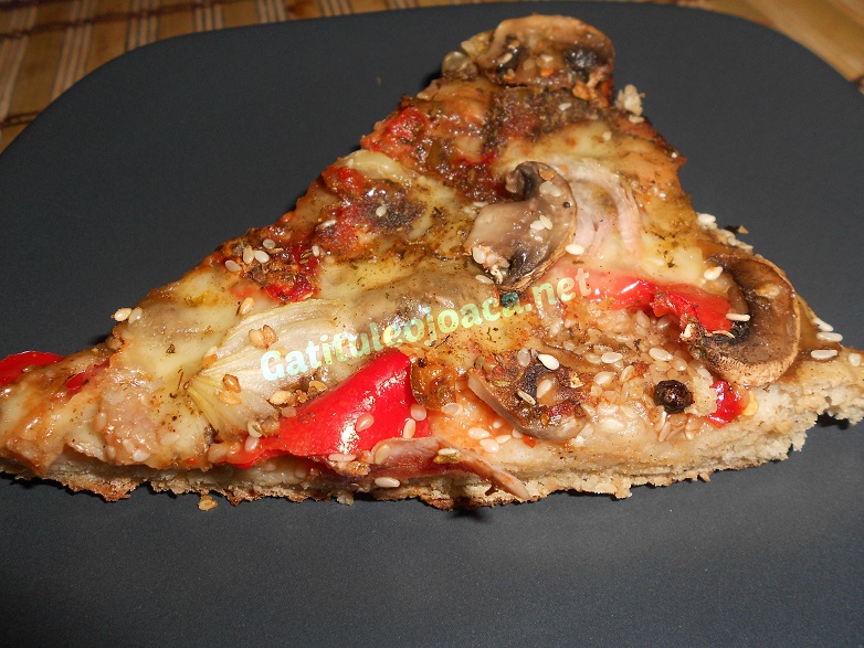 Pizza taraneasca cu susan si ardei iute caramelizat